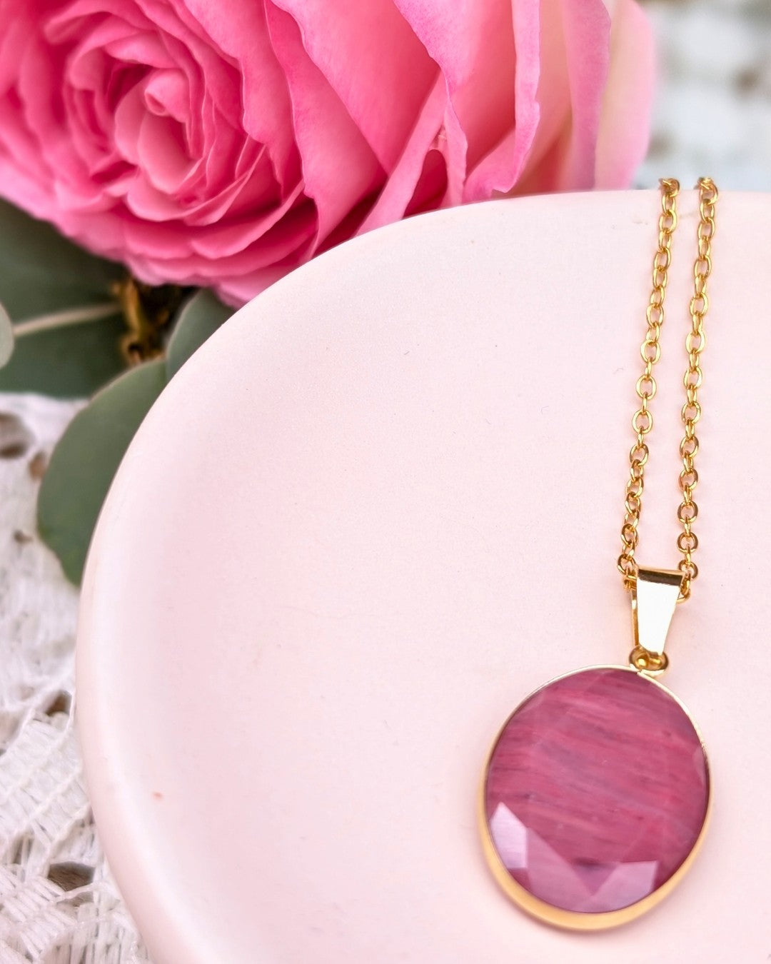 Sautoir Rosane — Pendentif Ovale en Rhodochrosite Rose et Longue Chaîne en Acier Inoxydable Doré